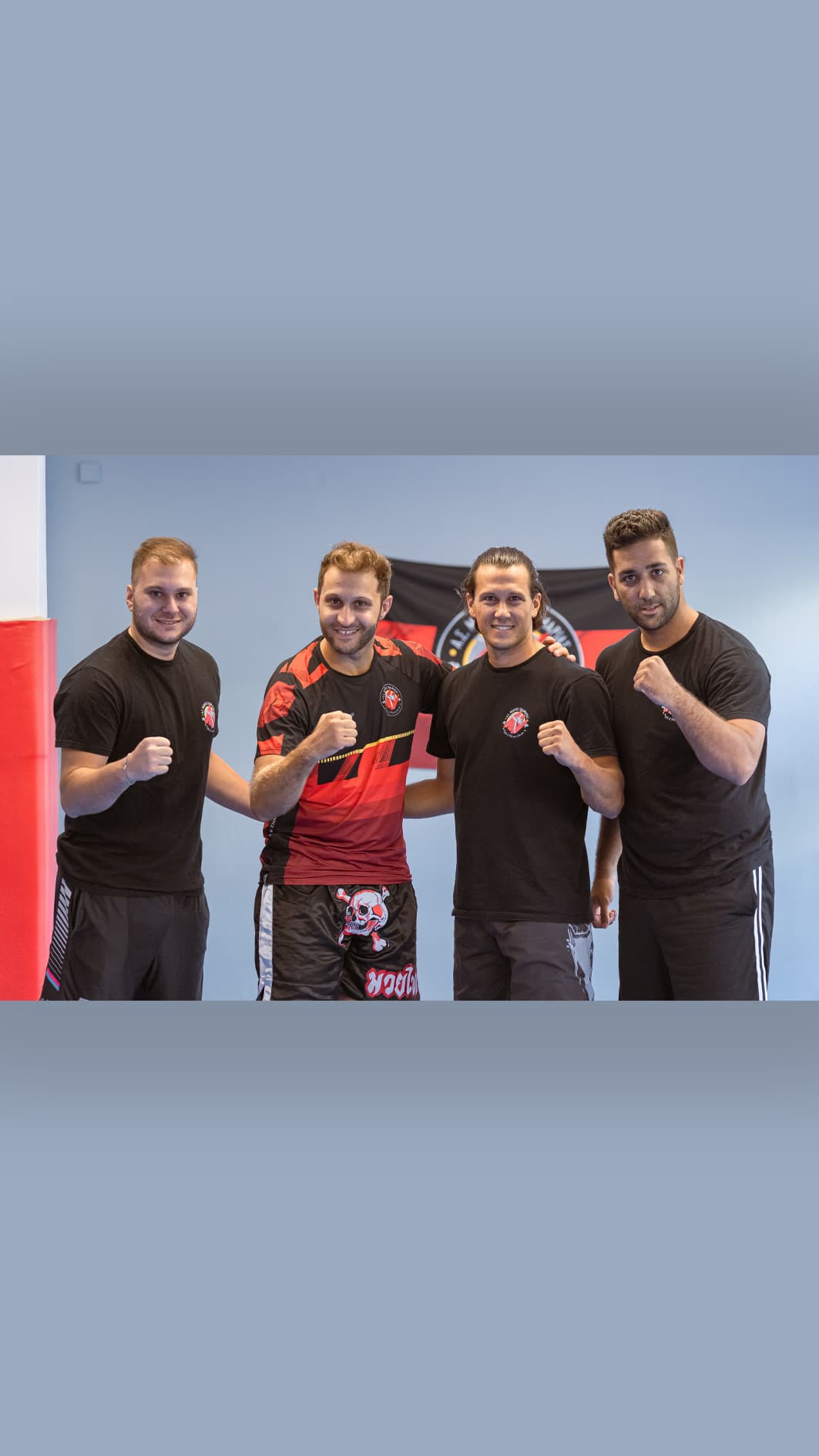 4 αθλητές του kickboxing σφίγγοντας τις γροθιές τους