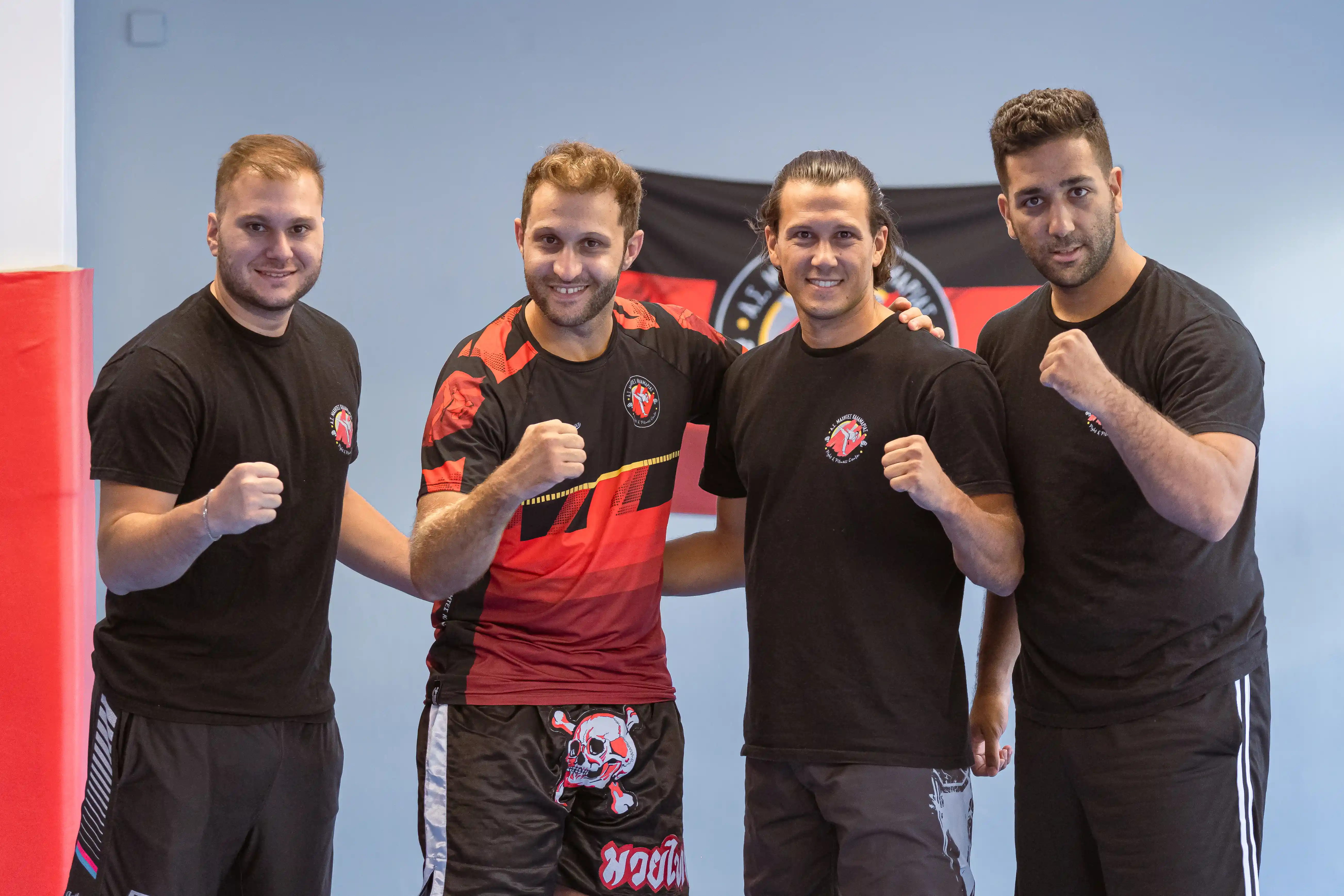 4 αθλητές του kickboxing σφίγγοντας τις γροθιές τους