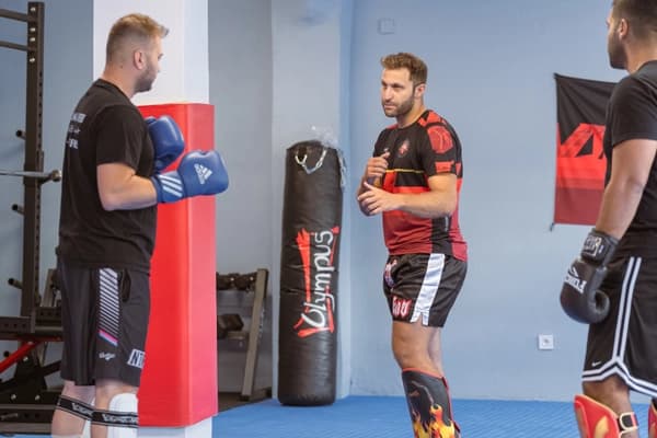 Ο προπονητής δείχνει στον αθλητή την κατάλληλη θέση για την άμυνα/.