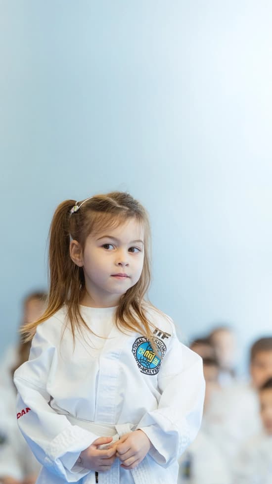 Ένα κοριτσάκι στο προσκήνιο που προπονείται και στο παρασκήνιο η υπόλοιπη τάξη να την κοιτάει