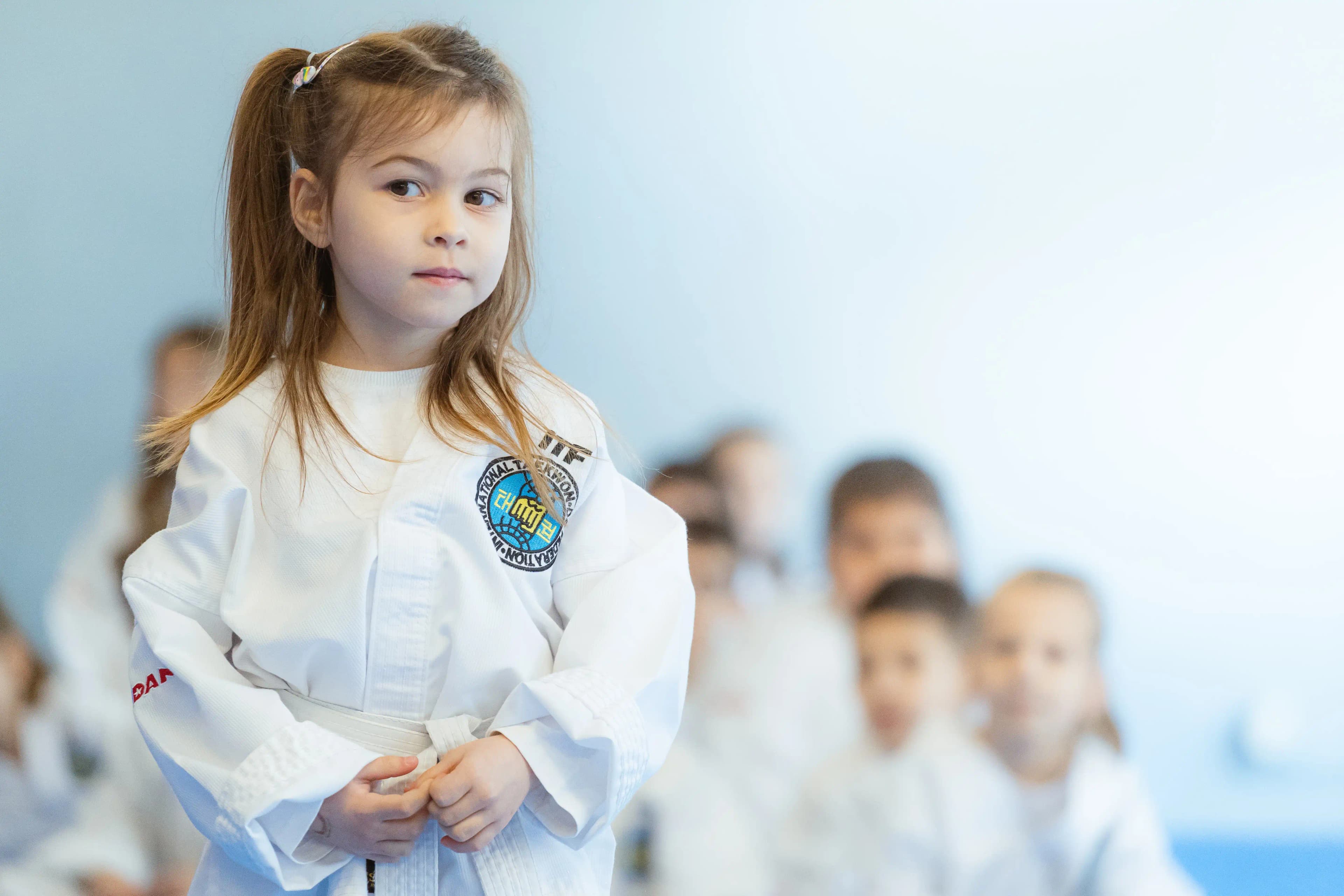 Ένα κοριτσάκι στο προσκήνιο που προπονείται και στο παρασκήνιο η υπόλοιπη τάξη να την κοιτάει