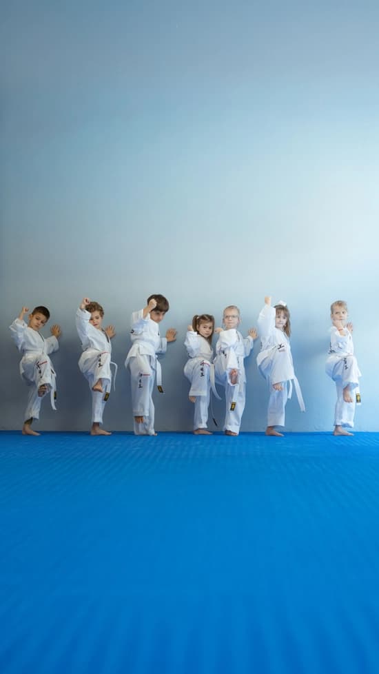 Όλα τα παιδάκια του συλλόγου και στα δεξιά ο προπονητής