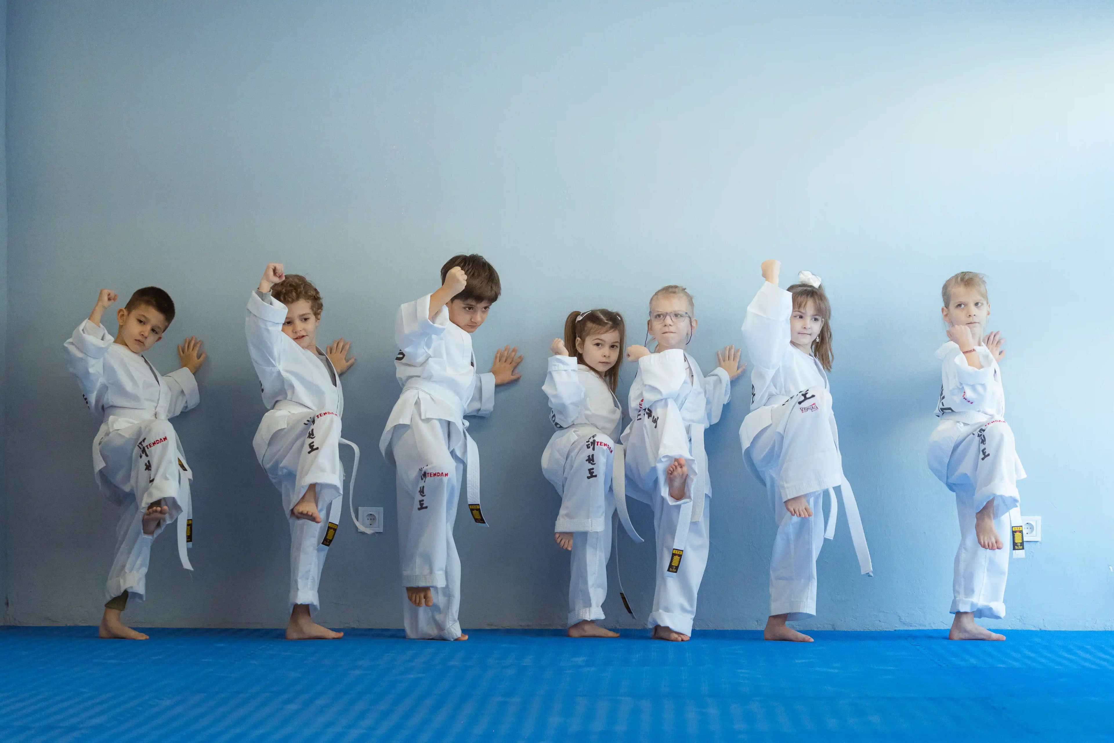 Όλα τα παιδάκια του συλλόγου και στα δεξιά ο προπονητής